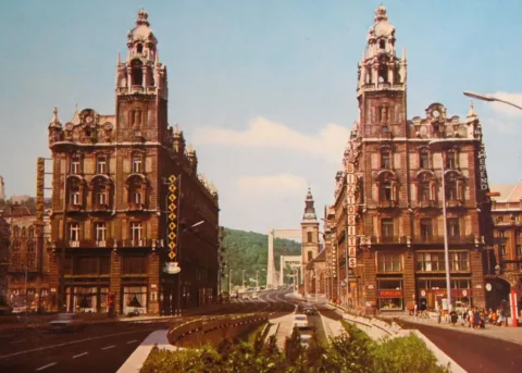 1985.  Bp., Felszabadulás tér (Ferenciek tere), Klotild-paloták, Erzsébet híd.
M… #RK1754745109