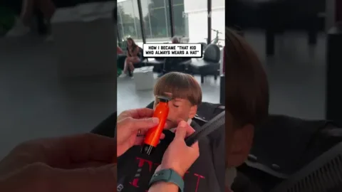 A fodrász rosszul megy, amikor a gyerek mozgatja a fejét
 – videó