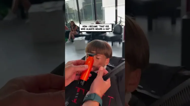 A fodrász rosszul megy, amikor a gyerek mozgatja a fejét A fodrász rosszul megy, amikor a gyerek mozgatja a fejét
– videó
