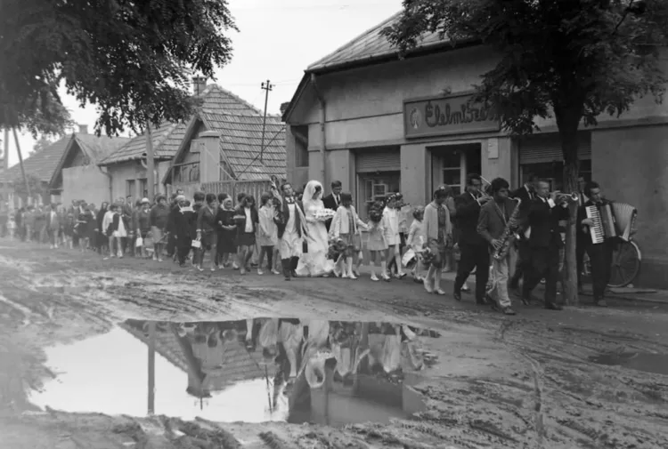 Esküvői menet a 70-es években.
FORTEPAN #RK1756481216