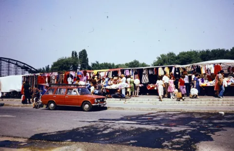 Győr, Dunakapu tér, piac. Bal oldalon a felállványozott Kossuth híd, 1982, Kozák… #RK1753326948