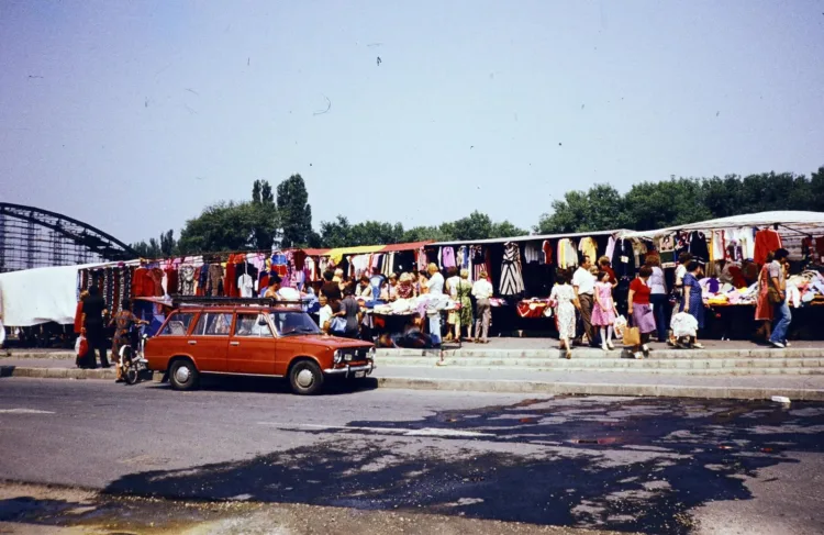Győr, Dunakapu tér, piac. Bal oldalon a felállványozott Kossuth híd, Győr, Dunakapu tér, piac. Bal oldalon a felállványozott Kossuth híd, 1982, Kozák… #RK1753326948