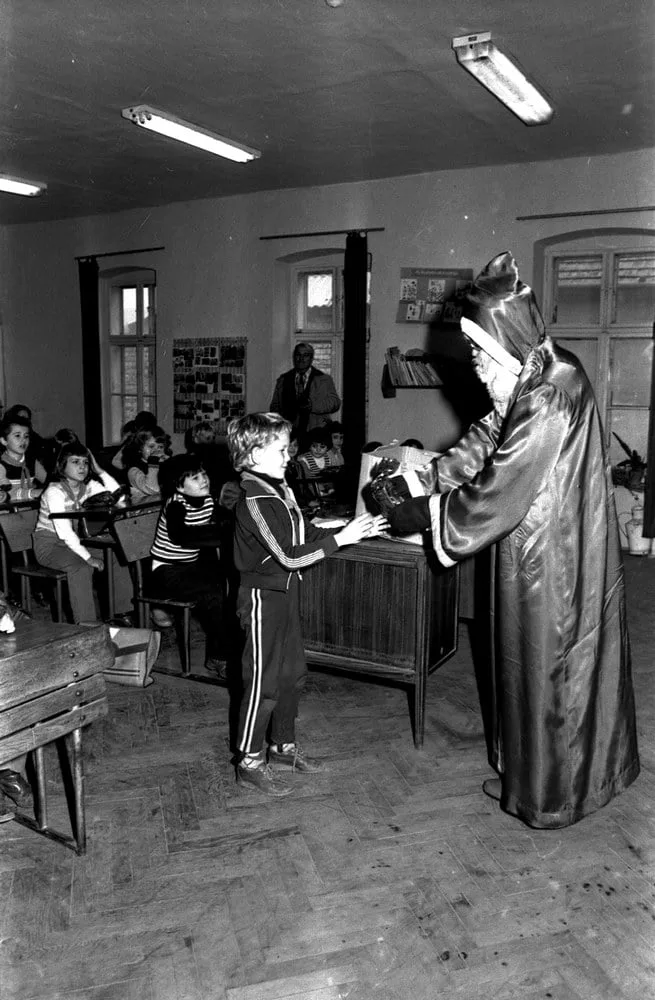 1980. Ajándékátvétel a Mikulástól, mackóban.
MaNDA #RK1758391221