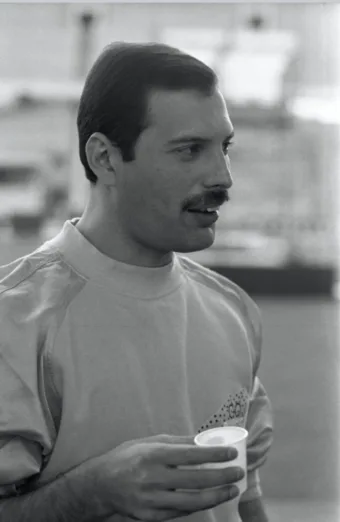 1986. Bp., Freddie Mercury pálinkával a Népstadionban.
Zsigmond Gábor felvétele… #RK1757074204