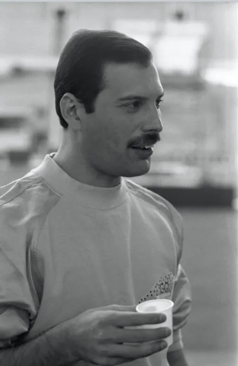 1986.  Bp., Freddie Mercury pálinkával a Népstadionban.
Zsigmond Gábor felvétele… #RK1757074204