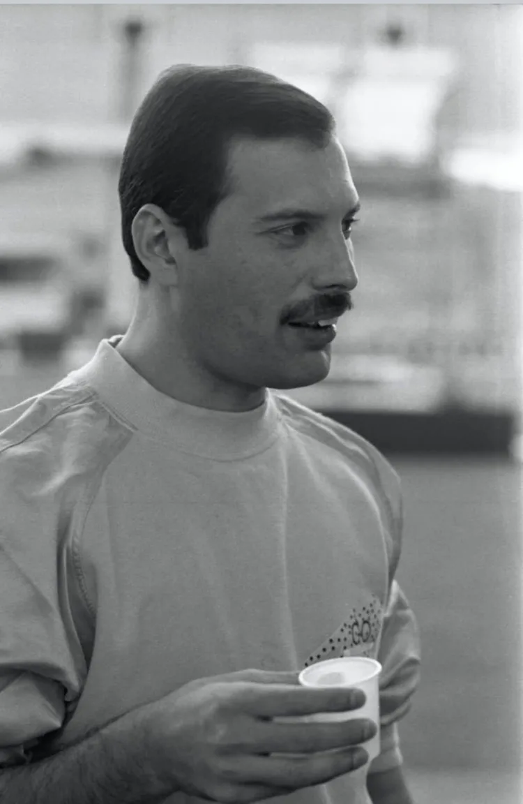 1986. Bp., Freddie Mercury pálinkával a Népstadionban.
Zsigmond Gábor felvétele… #RK1757074204
