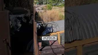 A vonat teteje lepattan, amikor a híd alá kerül – videó
