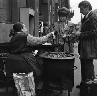 Bp., gesztenyeárus a Rákóczi út 45. előtt 1972-ben. 
FORTREPAN
 #RK1757508902