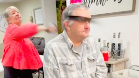 Próbálj meg nem nevetni a kihívást | Karens elfogta a kamerát!
 – videó