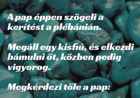 Vicc: A pap szögeli a kerítést, egy kisfiú elkezdi vigyorogva bámulni – TUDNOD…