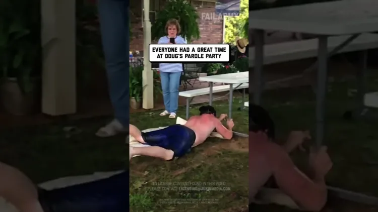 Az ember csúszik-n-csúszik, és nekiütközik a piknikasztalnak - videó Az ember csúszik-n-csúszik, és nekiütközik a piknikasztalnak
– videó