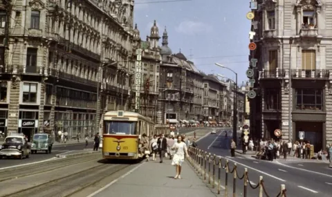 1966.  Bp., villamosmegálló az Erzsébet híd pesti hídfőjénél, szemben a Szabad s… #RK1763486402