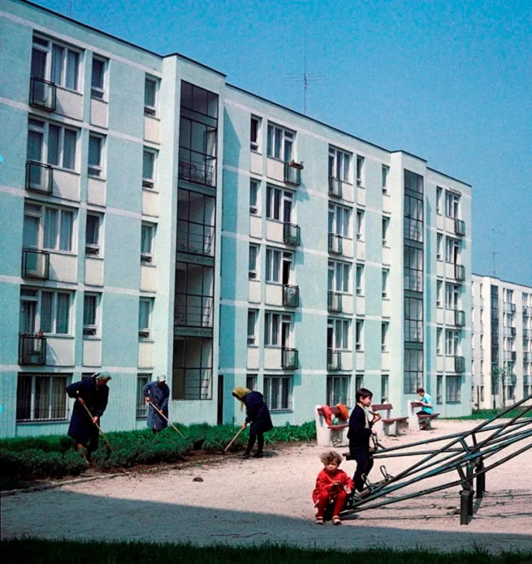 1966. Lakótelepi életkép Tatabányán.
MTI #RK1762364102