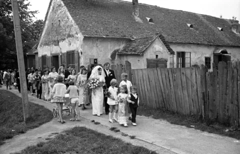 1974. Esküvői menet faluhelyen.
FORTEPAN
 #RK1760090441