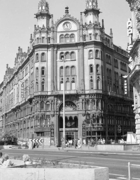 1983. Bp., Ferenciek tere (Felszabadulás tér), Petőfi Sándor utca sarok, a Páriz… #RK1763229649