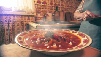 Gulyásleves recept – ahogy a nagymama készítette, mindenkinek a szívébe lopta