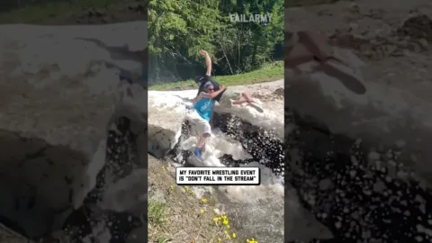 Guy beleesik a patakba, miközben megpróbálja bedobni egy barátját
 – videó