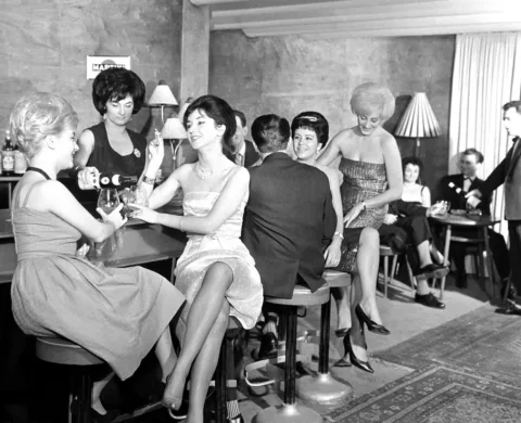 Nagy a forgalom a Nagymező utcai Budapest Táncpalotában 1962-ben. 
Nemzeti Fotót… #RK1764183903