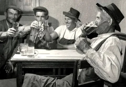 Szilvásvárad, munka után iszogató férfiak, 1953.

 Kálmán Béla felvétele
 #RK1763297701
