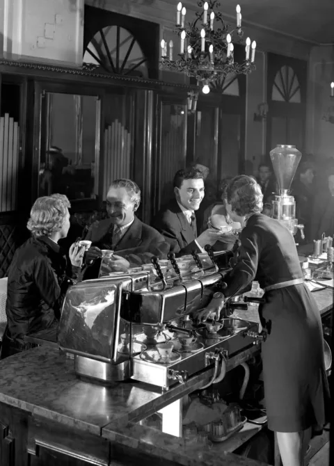 1956.  Bp., a Hauer Cukrászdában, Rákóczi út.
Nemzeti Fotótár
 #RK1765314939