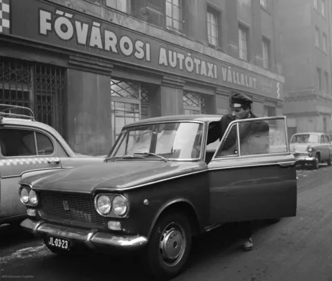 1964. Budapest, az Autótaxi Vállalat sofőrje a bérelhető Fiat 1500-as 1964. Budapest, az Autótaxi Vállalat sofőrje a bérelhető Fiat 1500-as taxit a m… #RK1765566013
