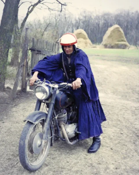 1976. Szilágyi János hortobágyi csikós a motorjára ül. Nemzeti Fotótár 1976. Szilágyi János hortobágyi csikós a motorjára ül.
Nemzeti Fotótár
#RK1766156403