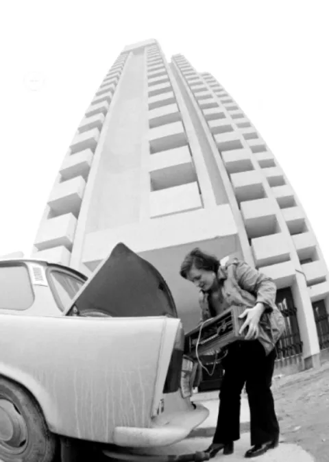 1976. Újpalota, ltp. A házba költöző egyik lakó a rádióját 1976. Újpalota, ltp.
A házba költöző egyik lakó a rádióját emeli ki Trabantjábó… #RK1766164802