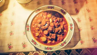 Gulyásleves recept – ahogy nagymama főzte, bőségesen és ízletesen Gulyásleves recept – ahogy nagymama főzte, bőségesen és ízletesen