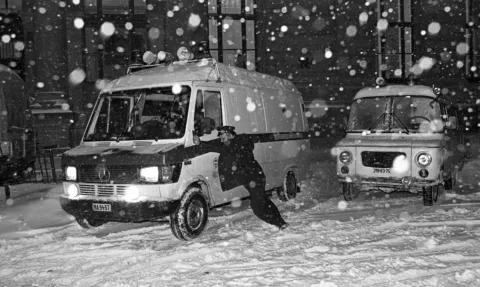 Markó utca, mentőautók az Országos Mentőszolgálat központja előtt, 1987, Urbán Markó utca, mentőautók az Országos Mentőszolgálat központja előtt, 1987, Urbán T… #RK1763868012