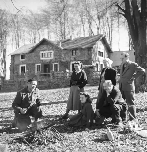 1952. Salgóbánya, a salgótarjáni Bányász Turista Egyesület egyik tagja szalonná... 1952. Salgóbánya, a salgótarjáni Bányász Turista Egyesület egyik tagja szalonná… #RK1768201204