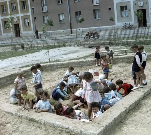 1963. Dunaújváros, a lakótelepi játszótéren. Nemzeti Fotótár #RK1768330801 1963. Dunaújváros, a lakótelepi játszótéren.
Nemzeti Fotótár
#RK1768330801