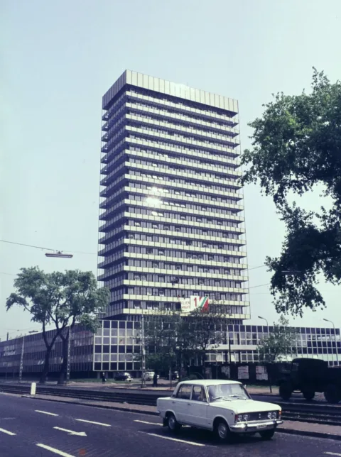 1975.  Bp., Váci út 73., SZOT irodaház (később Nyugdíjfolyósító). 
FORTEPAN
 #RK1768460403