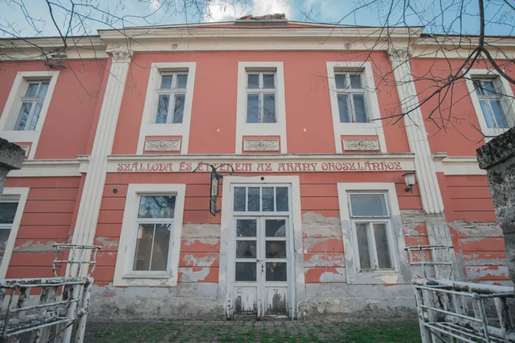 A Fogadó XIX. század elején épült. A ház eredetileg a A Fogadó XIX. század elején épült. A ház eredetileg a Perczel-család tulajdona l… #RK1769439039