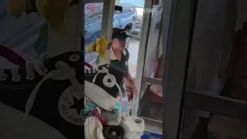 A kézbesítő nő pizzát vesz el kézbesítőtáska helyett 
 – videó