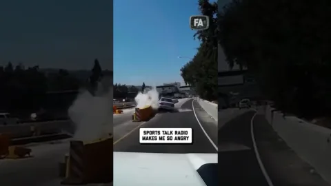A rossz sofőr megpróbál elhaladni a teherautó mellett, és összeomlik A rossz sofőr megpróbál elhaladni a teherautó mellett, és összeomlik
– videó