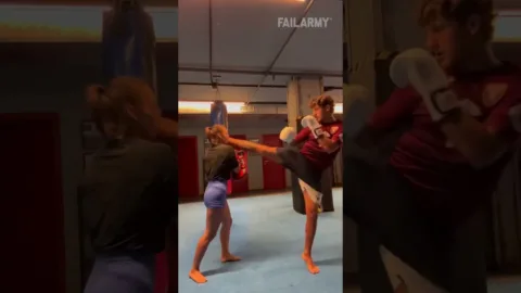 A srác véletlenül arcon rúgja a barátnőjét
 – videó