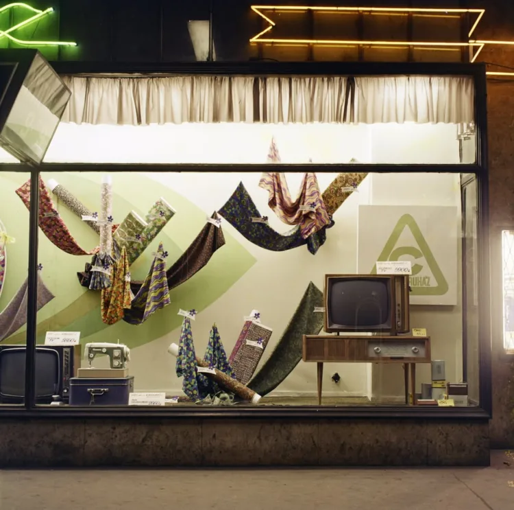 Rákóczi út 36., a Lottó Áruház kirakata, 1969, Főfotó/207920fortepan. #RK1765337438 Rákóczi út 36., a Lottó Áruház kirakata, 1969, Főfotó/207920fortepan. #RK1765337438