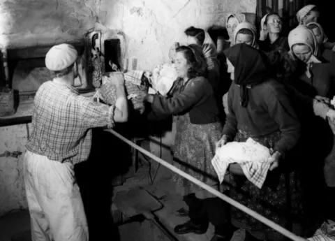 1960. Bérsütés a kóspallagi pékségben.
Nemzeti Fotótár
 #RK1770276602