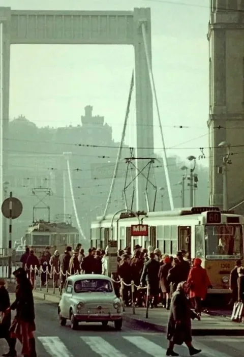 1971. Bp., az Erzsébet híd pesti hídfőjénél.
BRK
 #RK1771311603