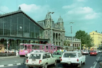 1991.  Bp., Barbie villamos a Nyugati pályaudvarnál.
villamosok hu
 #RK1771138809