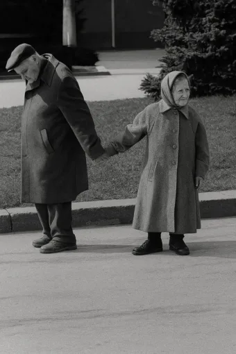 “A férfi 85 éves, és mindenhová kézen fogva viszi a feleségét. Amikor megkérdezt… #I1770750162