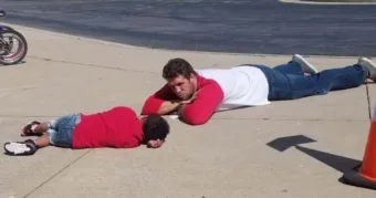 “A fotó azt a pillanatot örökíti meg, amikor egy autista kisfiú nem tudta feldol… #I1771268526