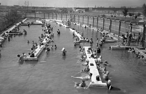 1957. Bp., a Szabadság strandfürdő (Dagály). FORTEPAN #RK1772524819 1957. Bp., a Szabadság strandfürdő (Dagály).
FORTEPAN
#RK1772524819