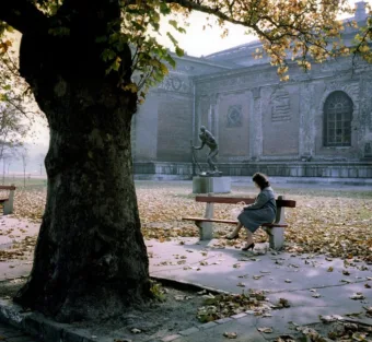 1959.  Bp., egy asszony pihen a Városliget egyik padján, háttérben a Műcsarnok é… #RK1773471635