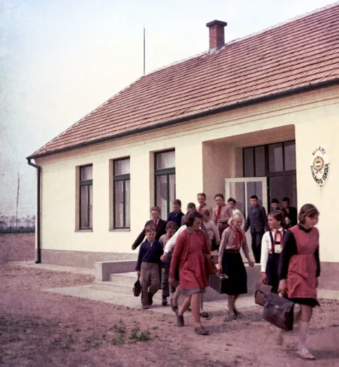 1960.  Kiskunfélegyháza. Az iskolások tanítás után hazafelé indulnak az új, Kism… #RK1773646203