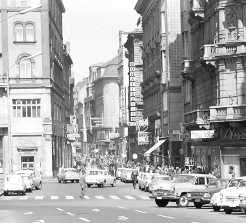 1968. Bp., a Váci utca. FŐFOTÓ #RK1772438430 1968. Bp., a Váci utca.
FŐFOTÓ
#RK1772438430