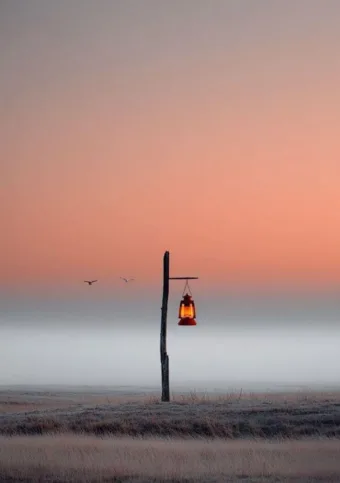 „Az egyik pillanatban még itt vagyunk, a másikban már el is távoztunk. És csupán… #I1772564540