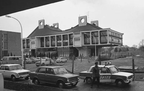 Cultural Center (1981).
Nyíregyháza, Hungary
Architect Ferenc Ban
#socmod photo … #RK1771019326