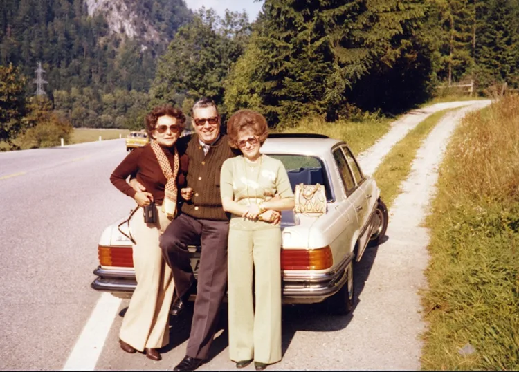 lányokkal. a fotó az 1970-es években készült Ausztriában, készítője ismeretlen. lányokkal. a fotó az 1970-es években készült Ausztriában, készítője ismeretlen. … #RK1770016139