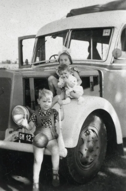 teherautón. a fotó az 1950-es években készült Magyarországon, készítője ismeretl… #RK1758693648